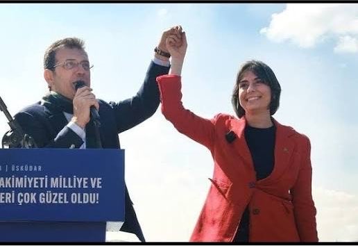 vefa_yurekli's tweet photo. 🚨SİNEM DEDETAŞ'IN ÜSKÜDAR’INDA RÜŞVETİ MAAŞA BAĞLAMIŞLAR! YENİ DETAYLAR⬇️

Soruşturma dosyasındaki ifadeleri okudukça Üsküdar’ın nasıl ciddi bir batağa sürüklendiğini gördüm. 

Belediyede rüşvet, tek seferlik bir alışveriş olmaktan çıkarılmış; her ay düzenli ödenen ikinci bir maaşa dönüştürülmüş.

🔴 Personel her ay tek tek odalara çağrıldı.
🔴 Dolarlar kapalı zarflarla elden dağıtıldı.
🔴 İmar Müdürlüğü personeline aylık ortalama 800 dolar verildi.
🔴 Yapı Kontrol Müdürü her ay yaklaşık 1.500 dolar aldı.
🔴 Paranın Kent A.Ş. Genel Müdürü Nazım Akkoyunlu’dan döviz olarak teslim alındığı anlatıldı.
🔴 “Ben bu parayı kabul etmiyorum” diyen tek bir personelin bile olmadığı itiraf edildi.

İfadelerdeki en çarpıcı ayrıntılardan biri ise rüşvet parasının gecikince maaş gibi takip edilmesi oldu. 

Yapı Kontrol Müdürü, ödeme yapılmadığında Nazım Akkoyunlu’ya sorduğunu, “Para gelmedi, bekle” cevabını aldığını söyledi. 

Para geldikten sonra da zarfları personele bizzat dağıttığını kabul etti.

Yani iddialara göre ortada münferit birkaç usulsüzlük değil; paranın toplandığı, yöneticilere teslim edildiği, paylaştırıldığı ve her ay yeniden işletildiği düzenli bir çark vardı.

Peki bu dolarlar neden dağıtıldı?

İfadeler ve bilirkişi raporları, usule aykırı imar ve iskân ruhsatları karşılığında belediye personelinin pay aldığını gösteriyor. 

Rüşvet verdiği öne sürülen firmaların inşaatlarında ise bodrumdan çatıya kadar projeler delik deşik edildi.

📌 Şaft boşlukları kapatılarak yeni alanlar oluşturuldu.
📌 Bodrumdan bahçeye özel çıkış açılıp müstakil kat yapıldı.
📌 Betonarme perde yırtıkları görmezden gelindi.
📌 Bir binanın 62,74 metrekarelik oturumu 192,2 metrekareye çıkarıldı.
📌 Projede 230 santimetre olan çatı yüksekliği 300 santimetreye yükseltildi.

Sinem Dedetaş yönetimindeki Üsküdar Belediyesi’nde anlatılan tablo korkunç: Rüşveti maaşa, usulsüzlüğü rutine, belediye imkânlarını da kurulan çarkın hizmetine bağlamışlar.

Üsküdar’ı yönetmemiş, bodrumdan çatıya kadar talan etmişler!