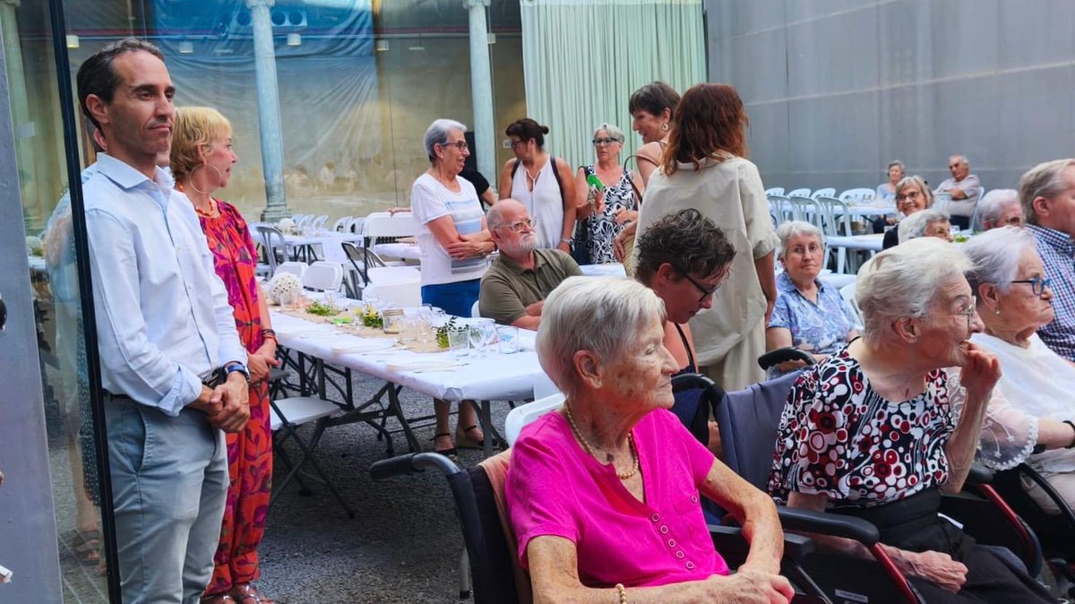 ConselldeMca's tweet photo. 🔵El Consell se suma a les activitats de la residència Miquel Mir amb motiu de les festes patronals d’Inca.

El president de l’IMAS assisteix al sopar de Sant Abdó i Sant Senén amb residents, famílies i professionals del centre.

➡️ https://t.co/VY7pgoUgjU https://t.co/See57kAPMf
