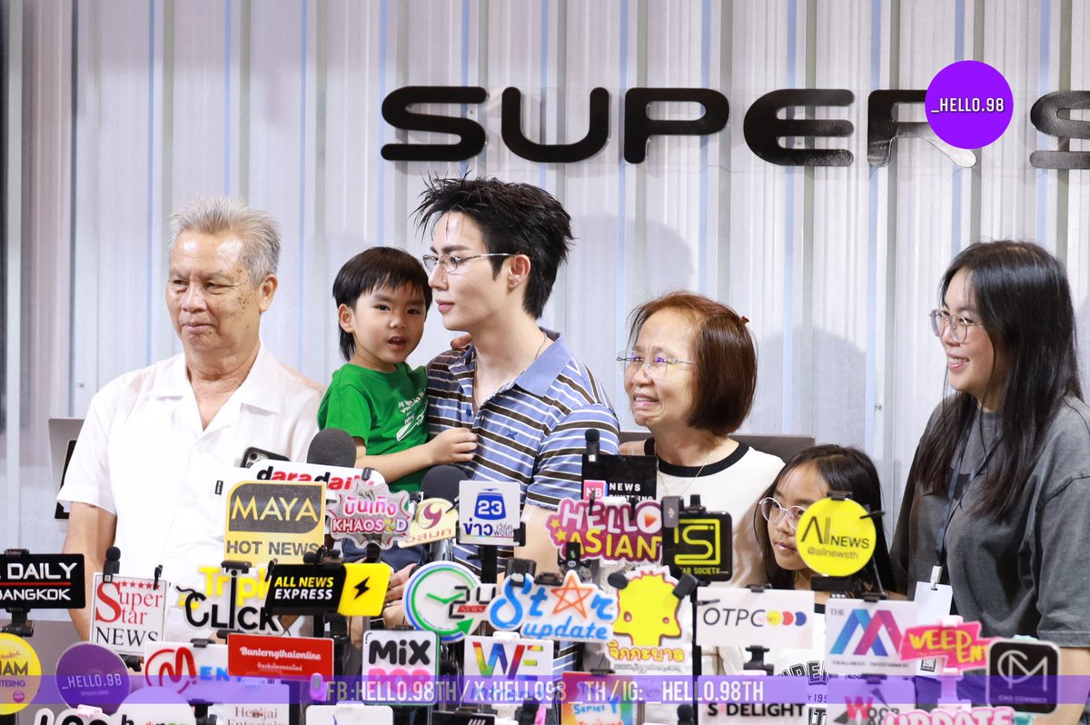 Hello98_th's tweet photo. #ZeePruk เปิดPop up store ทัังที ครอบครัว ยินดี อบอุ่น  #SUPERSUNPOPUPINBKK 🖤✨

SUPER SUN POP UP AT SIAMCENTER
#ZeePrukSuperSunxSiamCenter
#SUPERSUNxSIAMCENTER
#SUPERSUN https://t.co/UujSG6zXzz