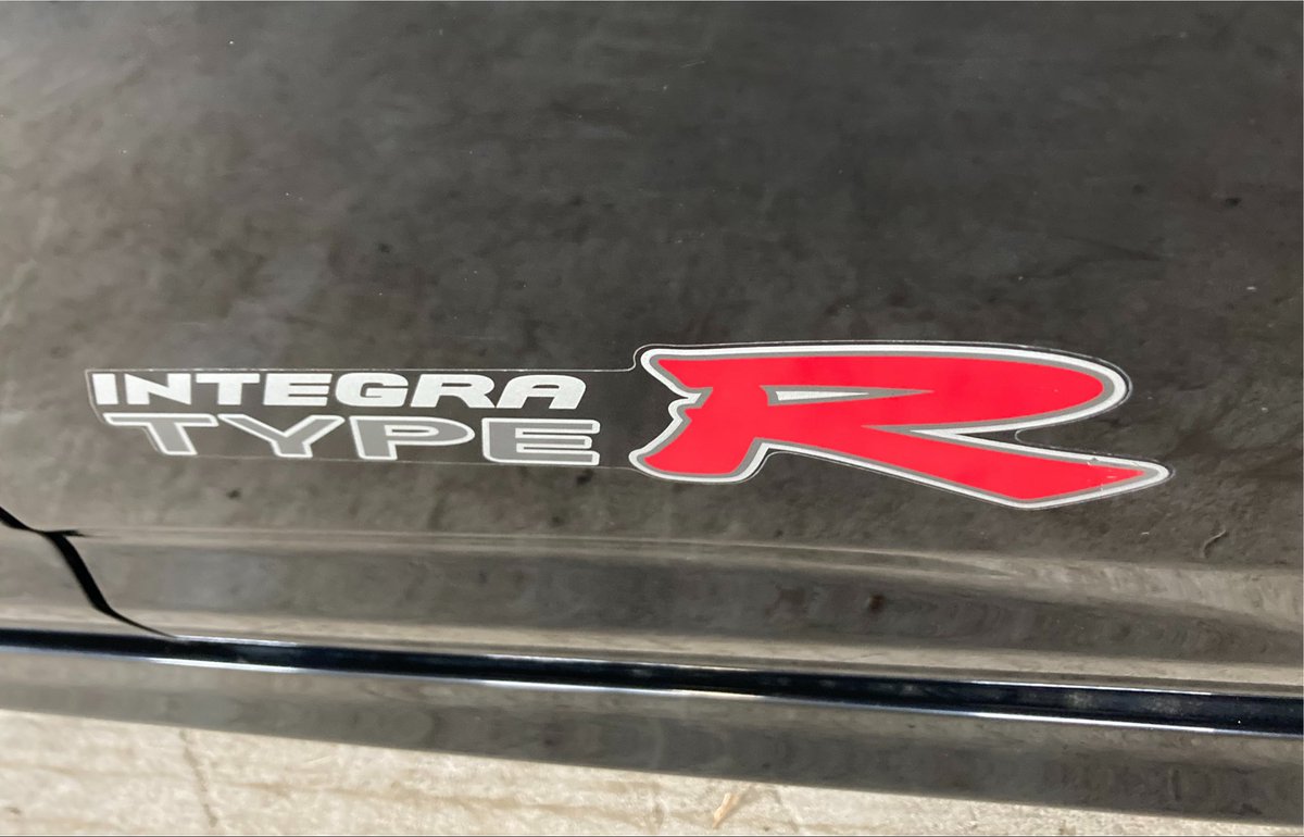 yu_ro5710's tweet photo. 反対側のステッカーも剥がした。

右側よりきれいで破れないで剥がれた。
前オーナーが貼り直したのか、
擦って補修したからなのか。 https://t.co/SGCjnPzc08