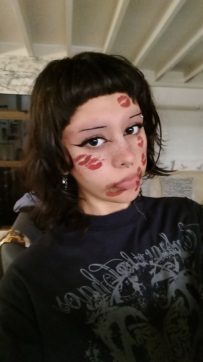 _vampluv's tweet photo. cut all my hair off :p https://t.co/lWsyUsLn4N