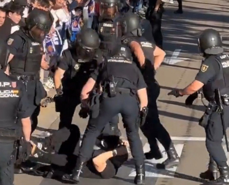 c0rderism0's tweet photo. La Romareda         //      Frontera en Ceuta https://t.co/9wFEUoRT5m