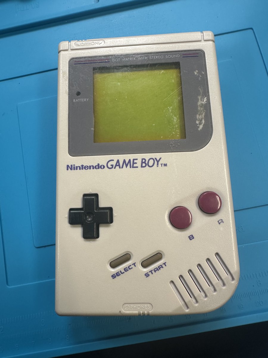 NumanpoGL's tweet photo. ゲームボーイ安心安全の無稼働でございました( ˙-˙ )
組み上げたらネジ3本余ったんだよなぁｗｗｗ

きったねぇけど白くなったし、飾りましょうね〜 https://t.co/GvgOTigA3C