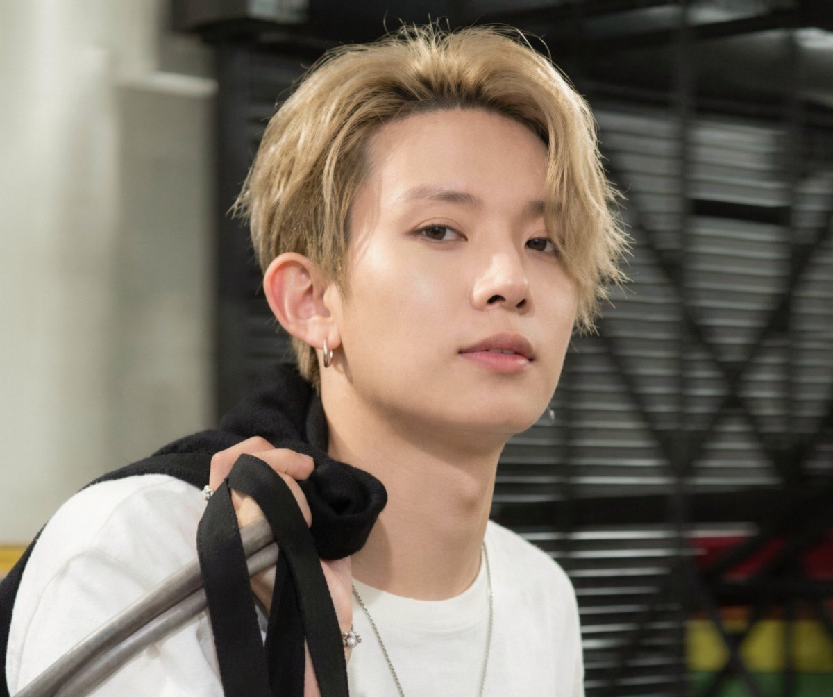 heelunus's tweet photo. It’s unfairrr how pretty he is https://t.co/NskNrKTO4v