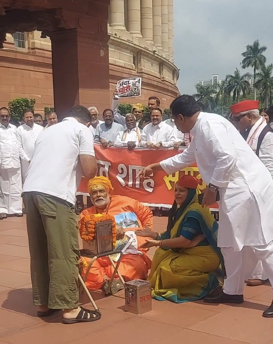 rahuldev2's tweet photo. पारसी पिता और क्रिश्चियन माता का पुत्र @RahulGandhi हिंदू आस्थाओं का अपमान कर रहा है, इसे कभी सहन नहीं किया जा सकता!!! https://t.co/VxqJMAygfA