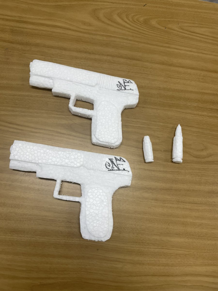 NovaFox0922's tweet photo. コンパクトハンドガンとやらで
二丁拳銃
あと2種類の弾 https://t.co/5XYEx244fY