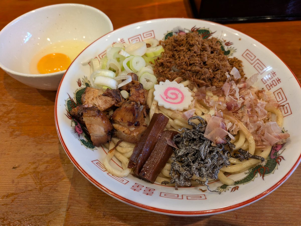 Dalma0083's tweet photo. 福島市　「えなみ」

魚介つけ麺に目移りしそうなのをグッと堪え、男のまぜそば「ワシワシ」
すき焼きのように生卵にくぐらせて食う。ブロック肉、節、削り節、昆布、卵でアミノ酸の暴力
追いスープで薄めて残らず頂く https://t.co/WJpLq11OF0