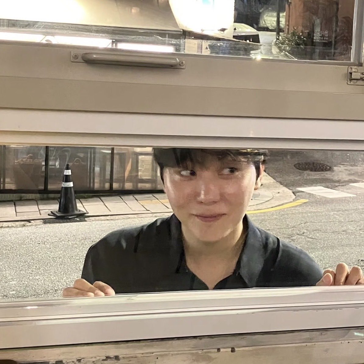 kurowonu's tweet photo. 🦌 : น้อง! พี่ไม่โอเคนะ ไปเรียกเจ้าของร้านมาให้พี่
🍊 : มีอะไรหรอคะ
🦌 : พี่เปนเจ้าของร้านหรอคะ
🍊 : เปล่าค่ะ พี่แค่อยากรู้ https://t.co/b9r2485qZl