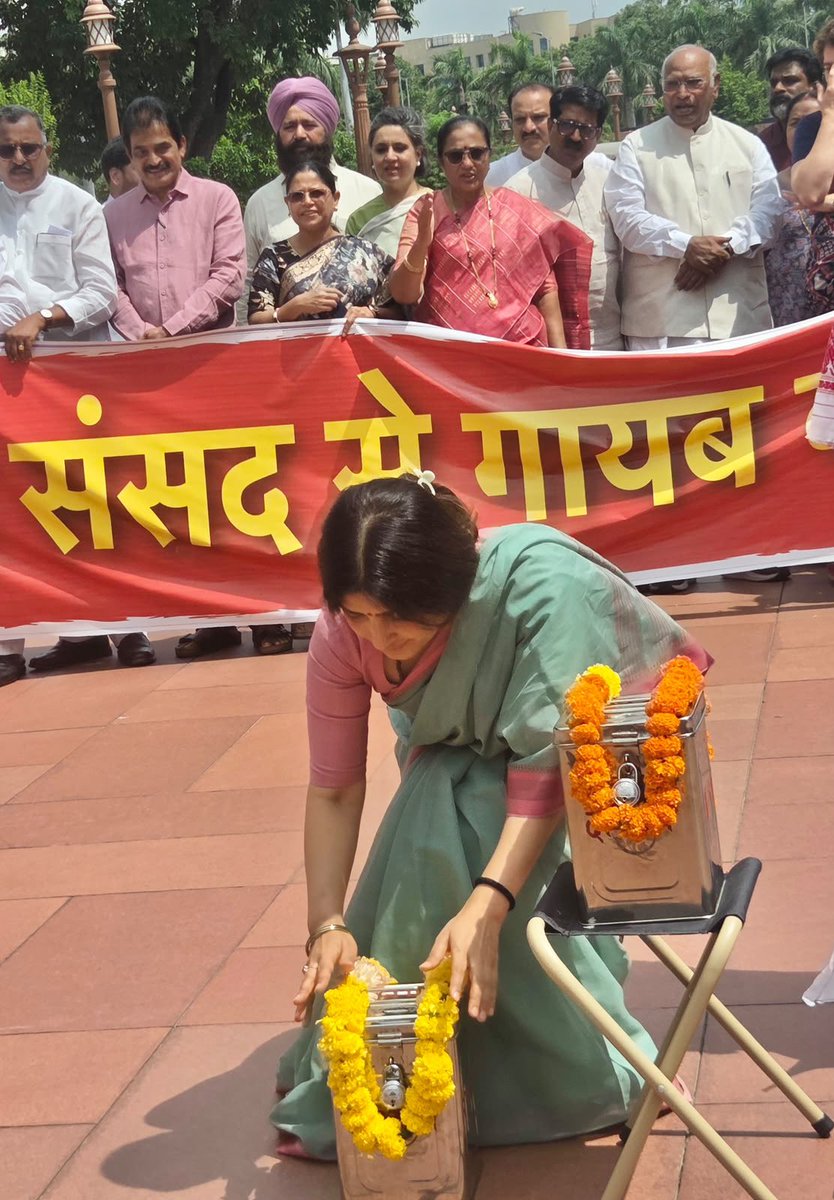 dimpleyadav's tweet photo. आज संसद में विपक्ष ने ‘चढ़ावा चोरी’ के खिलाफ आवाज़ उठाई - ये मुद्दा अब दबने वाला नहीं।

चढ़ावा चोर - गद्दी छोड़! https://t.co/xLlZW5N4dO