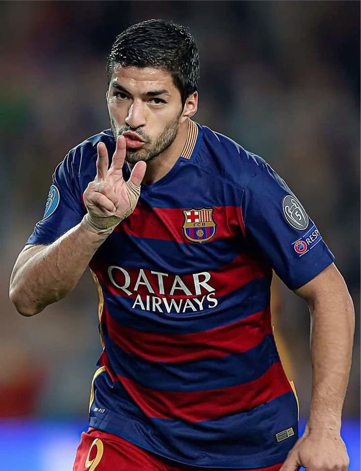 FullTime90X's tweet photo. 🚨 𝗕𝗥𝗘𝗔𝗞𝗜𝗡𝗚: Bournemouth have approached Barcelona following the injury suffered by Eli Junior Kroupi and are now willing to let him leave for a reduced fee of €65M. 💰🤕

However, Barça are still waiting on Julián Álvarez and remain focused on their priority target before making any final decision on another striker. ⏳🔵🔴

📌 A reminder: Barcelona’s most successful No. 9 in history, Luis Suárez, was also signed while he was sidelined for several months. The club has previously shown it is willing to invest in elite talent despite short-term fitness concerns. 🔥🇺🇾