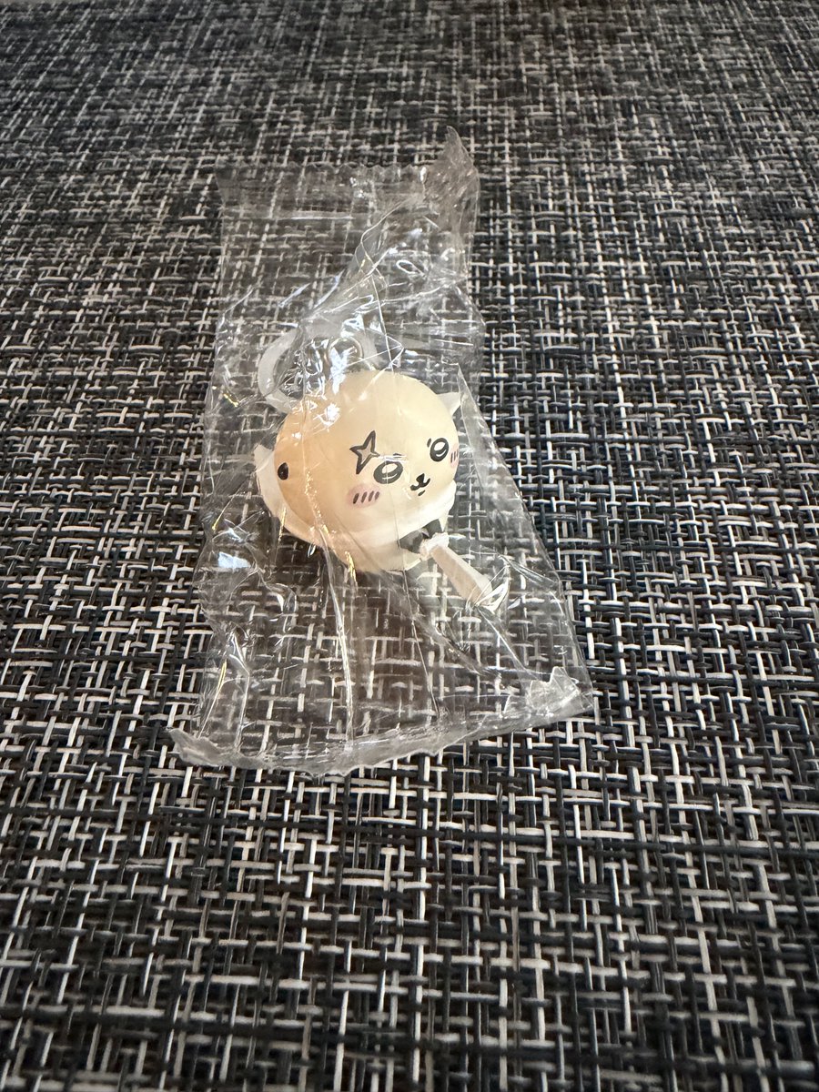 mapotanmama's tweet photo. もうさすがに特典は無くなってると思っていたら、まだ貰えました。
すごい、500万個くらい作ってるのかな？
ハチワレちゃん推しだけど、ラッコ先生のイケボにやられているので、嬉しい🥰 https://t.co/G37U8j6GZi