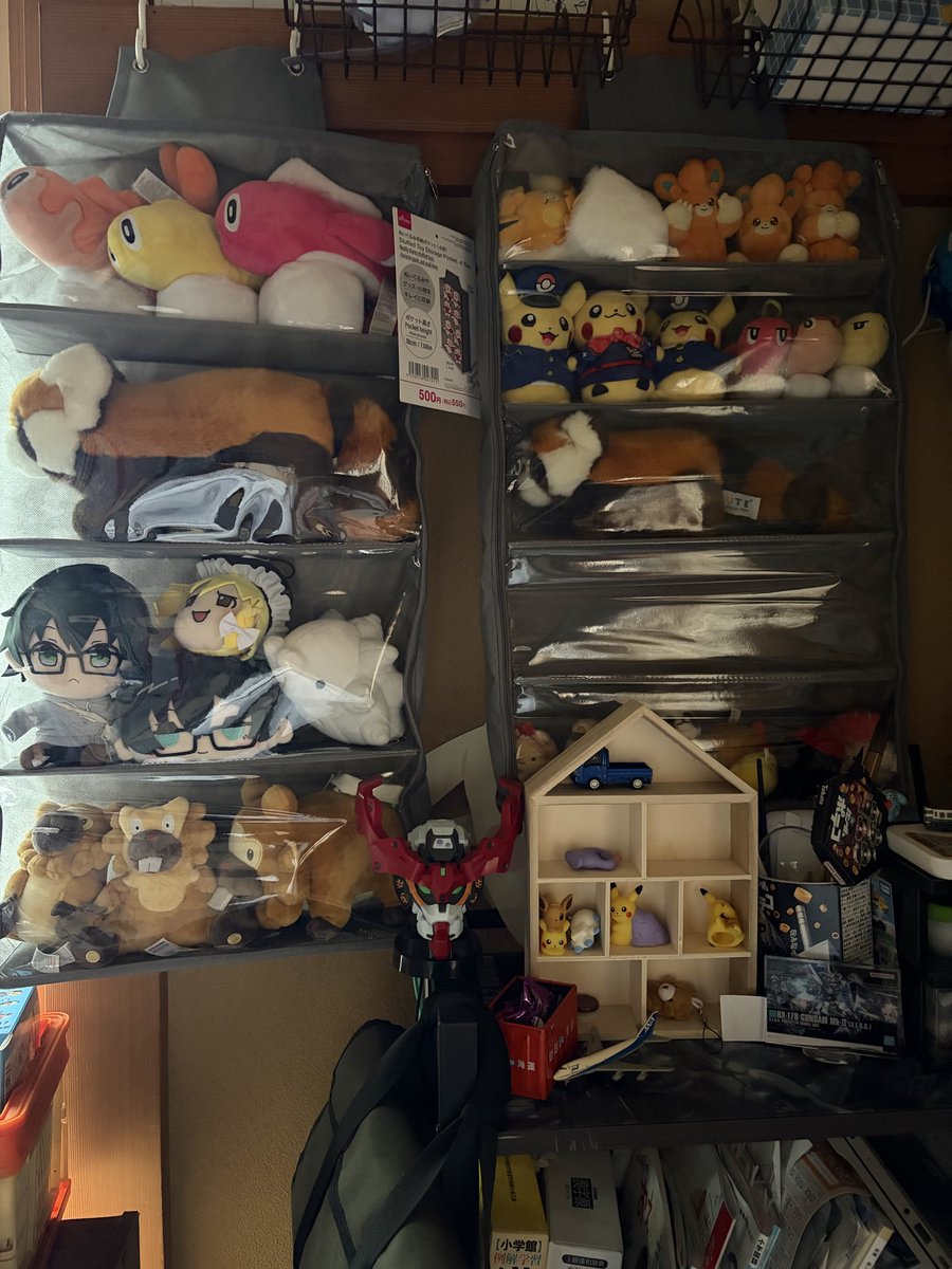 inari0404's tweet photo. ダイソーさんのこの収納強い(๑•̀ㅁ•́๑)✧
息子の部屋で生き埋めだったりすみっこに追いやられていた住民に住処ができました( ✧Д✧) ｷﾗｰﾝ
埃つかないし、両脇が開くので取り出しやすい(๑•̀ㅁ•́๑)✧すばらしさ✨
細かいぬいさんのマンションにおすすめです( ✧Д✧) ｷﾗｰﾝ https://t.co/76mon9xZsz