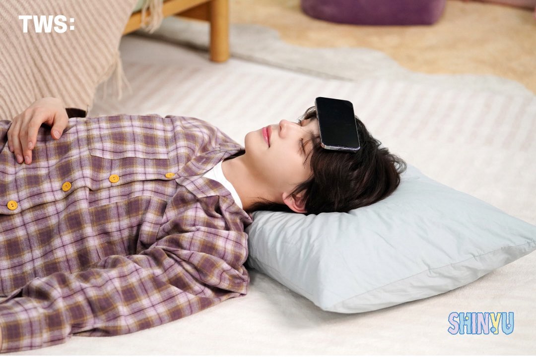 overthinkinyu's tweet photo. 이마에 폰 뭐예요 폰 하다 잠든건가 귀엽 ㅋㅋㅋ https://t.co/E4LJCzCiOB