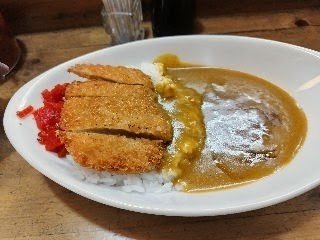 bamboodream7's tweet photo. 久しぶりにお昼に軽く握りを食べたくて割と流行ってるお店に入ったけどシャリもネタも激マズで茶碗蒸しと赤出汁と冷茶だけマシだったので口直しにニューダルニーなカツカレー食べました。 https://t.co/ZKRMqs55JB