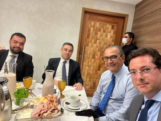 sandraselmasr's tweet photo. Mendonça com os amigos bolsonaristas. https://t.co/SkC04YnPcC