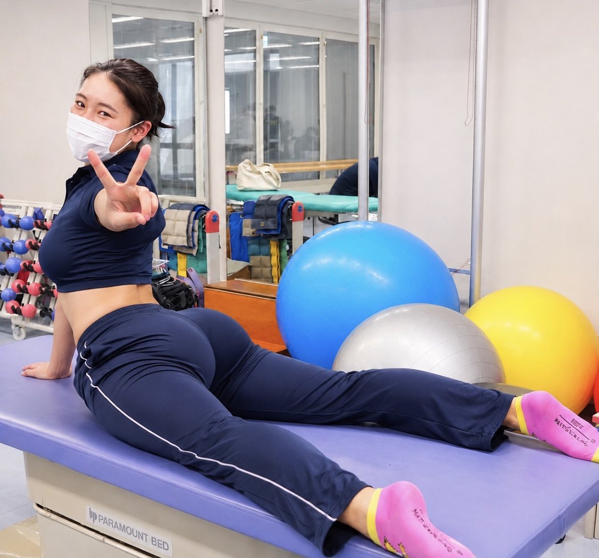 Kh3kmh's tweet photo. #専門学生
#専門学校
#学生ライフ
#学校生活
#クロップトップ
#マスク女子
#リハビリ室
#かわいい
#美人 https://t.co/qNWSNzi6jS