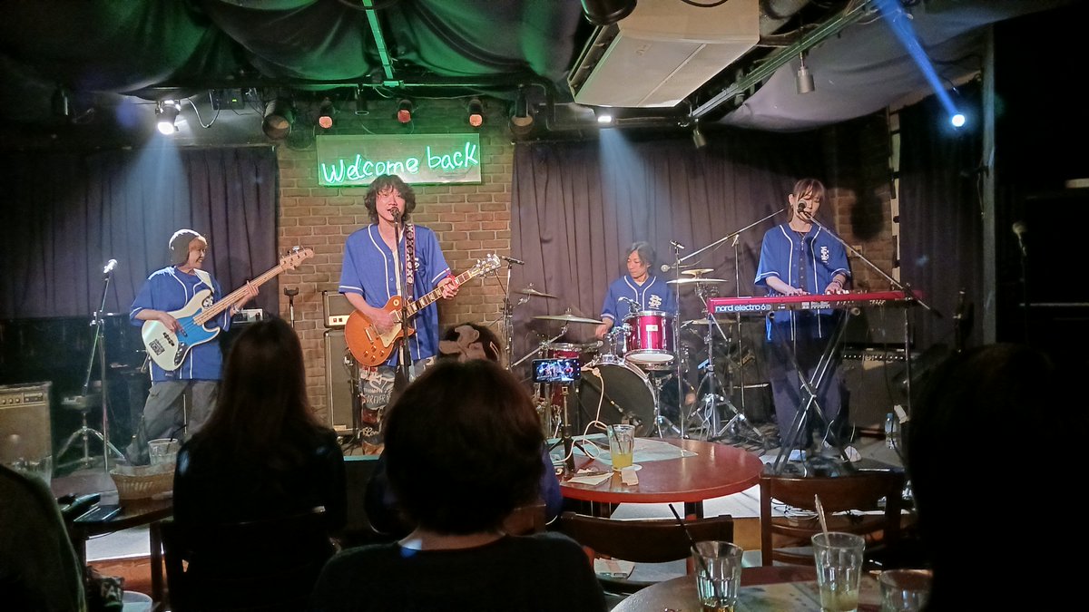 MutekiCanut's tweet photo. @shigeoriori est un groupe que nous avons eu le plaisir de découvrir en Live à Tokyo, au @Welcomebackwb sur l'invitation de @ryofujimura et @MADBAL3 . Merci encore à eux pour cette rencontre ! 🎸 https://t.co/5aNlOcagv9