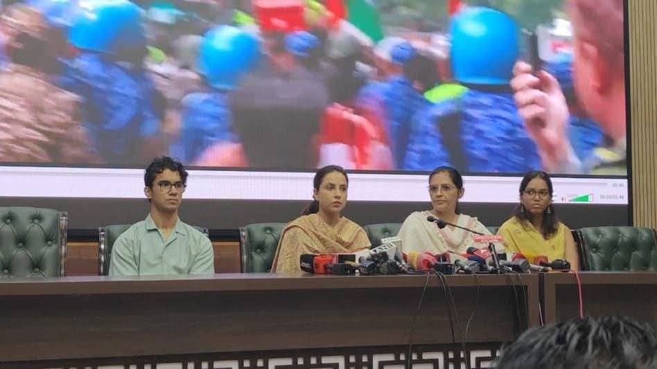 jpsin1's tweet photo. 'मेरे पिता घर आए तो यूनिफॉर्म खून से लाल थी', CJP प्रोटेस्ट में घायल पुलिसकर्मियों के परिजनों की PC

CJP प्रदर्शन में घायल दिल्ली पुलिस के सब-इंस्पेक्टर (SI) की बेटी ने प्रेस कॉन्फ्रेंस में आपबीती सुनाई.

उसने बताया कि 25 तारीख को भीड़ ने उसके पिता को खींचकर अधमरा कर दिया. वह 4 घंटे बेहोश रहे, उनकी मानसिक और शारीरिक हालत बहुत बेकार थी.

क्या इन पुलिस वालों की जान की कोई कीमत नहीं?

क्या इनके परिवारों की कोई कीमत नहीं?

क्या यह लड़की Gen Z नहीं? इसके विचारों, इसके जीवन की कोई कीमत नहीं?

क्या Gen Z का मतलब अधपके अधकचरे, नल्ले और गालीबाज लोगों का झुण्ड है??