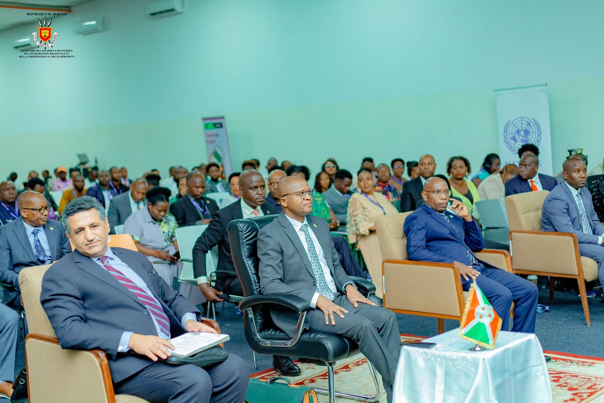 MAEBurundi's tweet photo. Cette journée a été marquée par des panels et des travaux en groupes, centrés sur l’échange d’expériences et de bonnes pratiques en matière de mobilisation de la diaspora africaine. Les discussions ont également porté sur l’emploi et la valorisation des compétences de la diaspora, ainsi que sur la facilitation des investissements issus de celle‑ci.
Les échanges ont abouti à de nombreuses recommandations, adressées tant à la diaspora elle‑même qu’aux pays africains dans leur ensemble. Le Premier Ministre a enrichi les débats par des observations constructives et inspirantes.@Edbiziman  @Sonitu6  @BurundiGov  @NtareHouse  @KwaNtare  @nancymutoni  @_AfricanUnion  @UN  @RTNBurundi