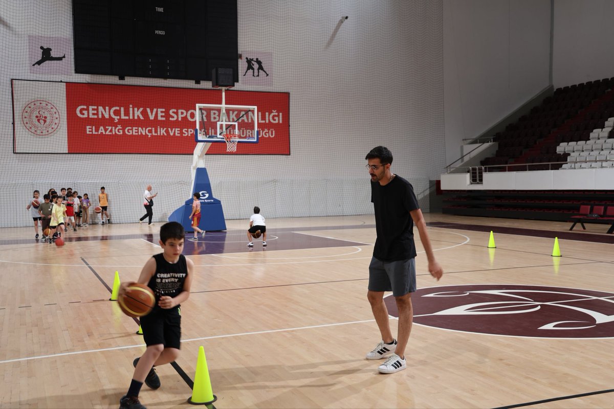 GSB_Elazig's tweet photo. ✅ Elazığ’da Spor ve Gençlik Seferberliği

Bu yaz 14.034 çocuk ve gencimiz; ücretsiz spor, sanat, kültür ve teknoloji faaliyetlerinden yarlanıyor.

⚽ 24 farklı spor branşı
🏊‍♀️ Yüzme Bilmeyen Kalmasın Projesi
🎨 Gençlik merkezlerimizde sanat, müzik, teknoloji ve zekâ oyunları kursları

📍 Merkez ve tüm ilçelerimizde

💙 Bekleniyorsunuz🤗