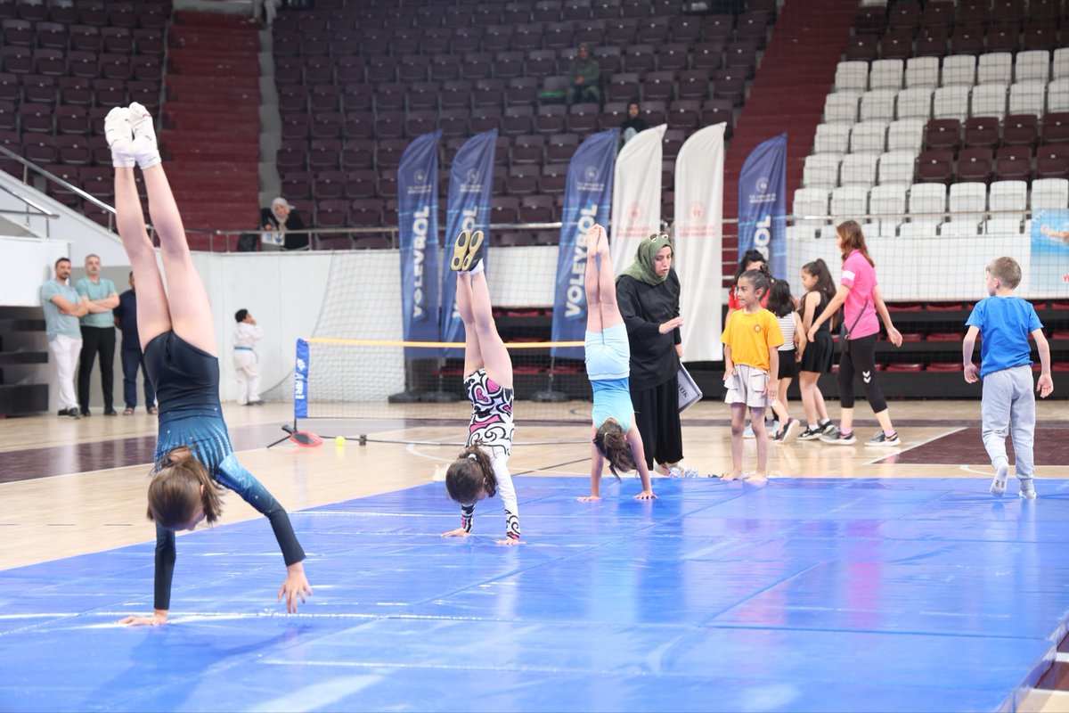 GSB_Elazig's tweet photo. ✅ Elazığ’da Spor ve Gençlik Seferberliği

Bu yaz 14.034 çocuk ve gencimiz; ücretsiz spor, sanat, kültür ve teknoloji faaliyetlerinden yarlanıyor.

⚽ 24 farklı spor branşı
🏊‍♀️ Yüzme Bilmeyen Kalmasın Projesi
🎨 Gençlik merkezlerimizde sanat, müzik, teknoloji ve zekâ oyunları kursları

📍 Merkez ve tüm ilçelerimizde

💙 Bekleniyorsunuz🤗