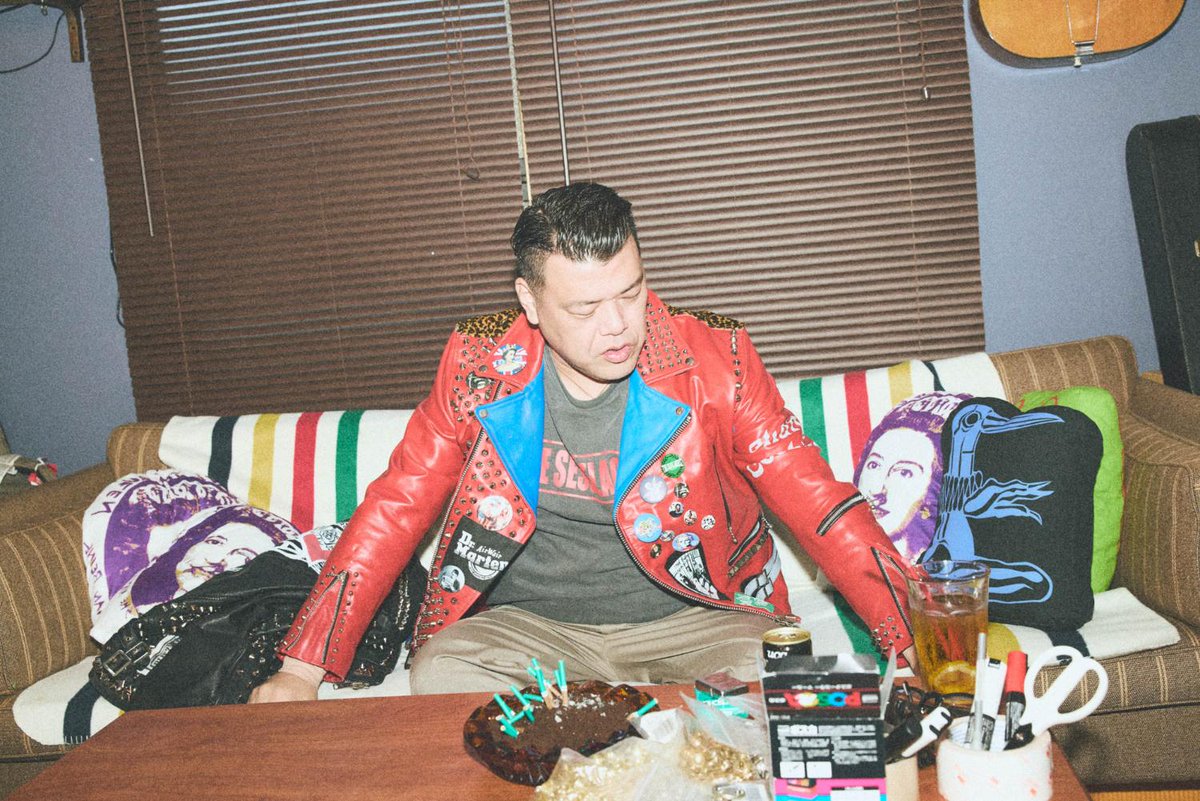 fashionsnap's tweet photo. くっきー！：ベースにしてるのは安い革ジャンなんですけど、赤のレザーの襟を青く塗ったところ。大阪なので、背中には上沼恵美子さんの若い頃の絵を描きました。勝手に「えみじゃん」と呼んでいます。 https://t.co/awxJHBkWbE