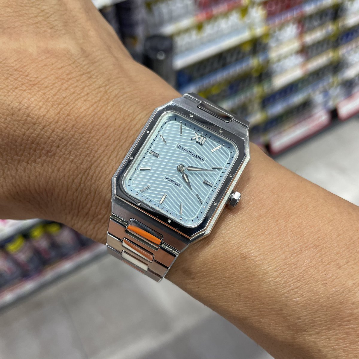 masaone_4103's tweet photo. 皆様、こんにちは💁🏻♂️⌚️
少し時間が空いたのでスーパーオートバックスで物色してます😚
相棒はBenjamin JamesのSCARIFOUR🩵
#benjaminjames https://t.co/cHUAn4J3Yl