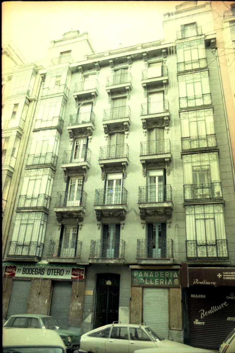 JavierRomeu7's tweet photo. Madrid en 1982 cuando se decía "Panadería/Bollería" y no "Bakery",  y se decía "Bodega" y no "Vinoteca", como en el efificio de la foto en Don Ramón de la Cruz 77. Foto mía. https://t.co/kBAUl1KAxV