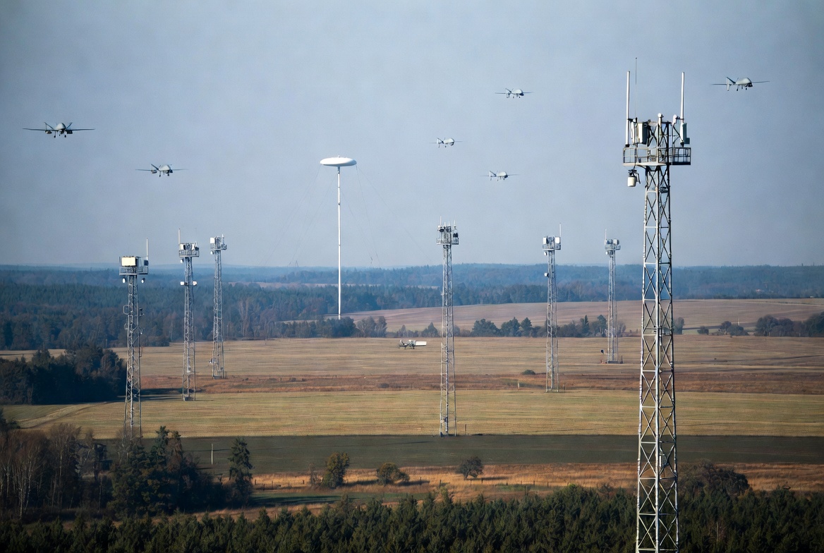 paluch25263's tweet photo. Nowa granica.  Z masztami wyposazonymi w radary APSu, kamerami, mikrofonami kierunkowymi. Dronami MQ-9 z radarami (27h lotu) wiecej areostatow i satelitow na wschodniej ścianie z tanimi rakietami antydronowymi produkowany przez Mesko umieszczonymi w kontenerach .  Tak to widzę !!!