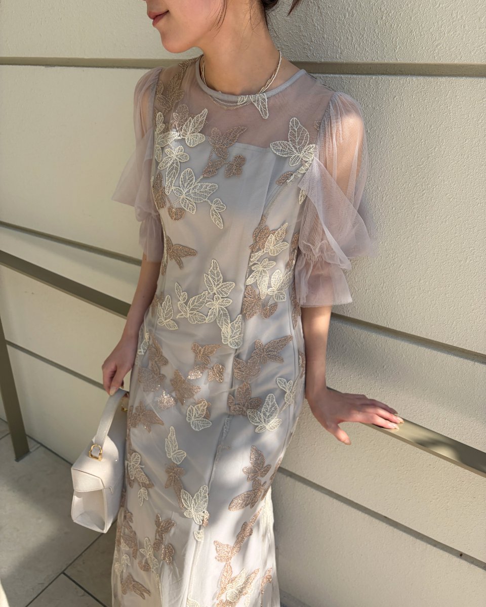 dorry_doll's tweet photo. 注目の新作DRESS👗🤍

今週は発売してから早速ご好評な新作ドレスたちを
紹介します♡

どちらも大人上品な女性らしいデザイン🌹
どちらがお好きですか？

🏷no.25718
ケープデザインレースドレス
🏷no.25734
リーフエンブロイダリードレス https://t.co/zHjFoRhkAb