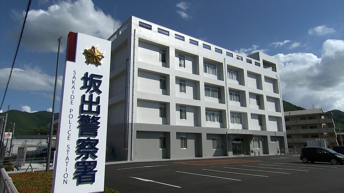livedoornews's tweet photo. 【供述】「人に見てもらいたかった」 駅構内で臀部を露出、50歳男を逮捕
https://t.co/2sTjynw0hE

駅員から「お尻を出した人がいる」と通報を受け、駆け付けた警察が現行犯逮捕した。警察の調べに対し男は、「人に見てもらいたかった」などと話し、容疑を認めているという。 https://t.co/XgUg1VKJVA