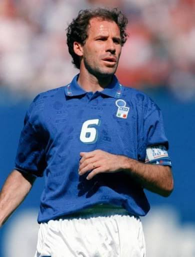 gianluigibuffon's tweet photo. Il 19 novembre 1995 ho esordito in Serie A contro il Milan. Avevo 17 anni e dall'altra parte c'era il capitano di quella squadra: Franco Baresi.

Per un ragazzo della mia età, trovarsi in campo contro campioni come lui era qualcosa di incredibile. Da quel giorno ho avuto ancora più chiaro cosa significasse rappresentare il calcio con classe, leadership e rispetto.

Ciao Franco. Riposa in pace.