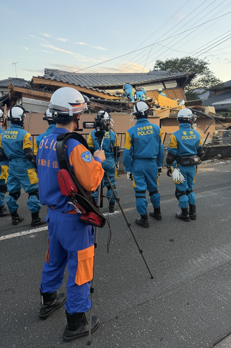 NPA_saigaiKOHO's tweet photo. 機動警察通信隊は、イオンモール熊本や日本製紙八代工場などの要救助現場の映像を伝送しています。大分からは応急通信対策車を乗り入れて、撮影した現場映像を衛星通信経由で警察本部等に配信しています。一人でも多くの無事につながるよう、引き続き全身全霊で取り組みます。
#令和８年熊本地震 https://t.co/B4pOI4hPgs