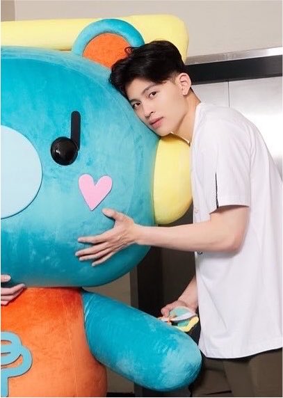 snowbluebu's tweet photo. รูปกับหมีเขวครั้งแรกและรูปกับมังกรอ้วมครั้งแรก คือปอนด์ชอบจุ่มๆหน้าไปกับพวกอ้วมนี่นาา https://t.co/qDwp02ZEGZ
