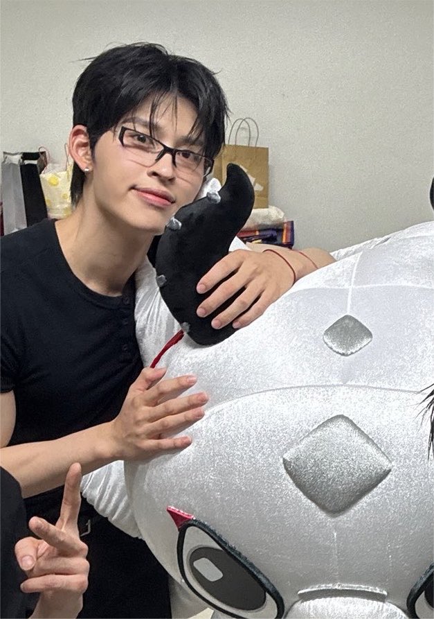 snowbluebu's tweet photo. รูปกับหมีเขวครั้งแรกและรูปกับมังกรอ้วมครั้งแรก คือปอนด์ชอบจุ่มๆหน้าไปกับพวกอ้วมนี่นาา https://t.co/qDwp02ZEGZ