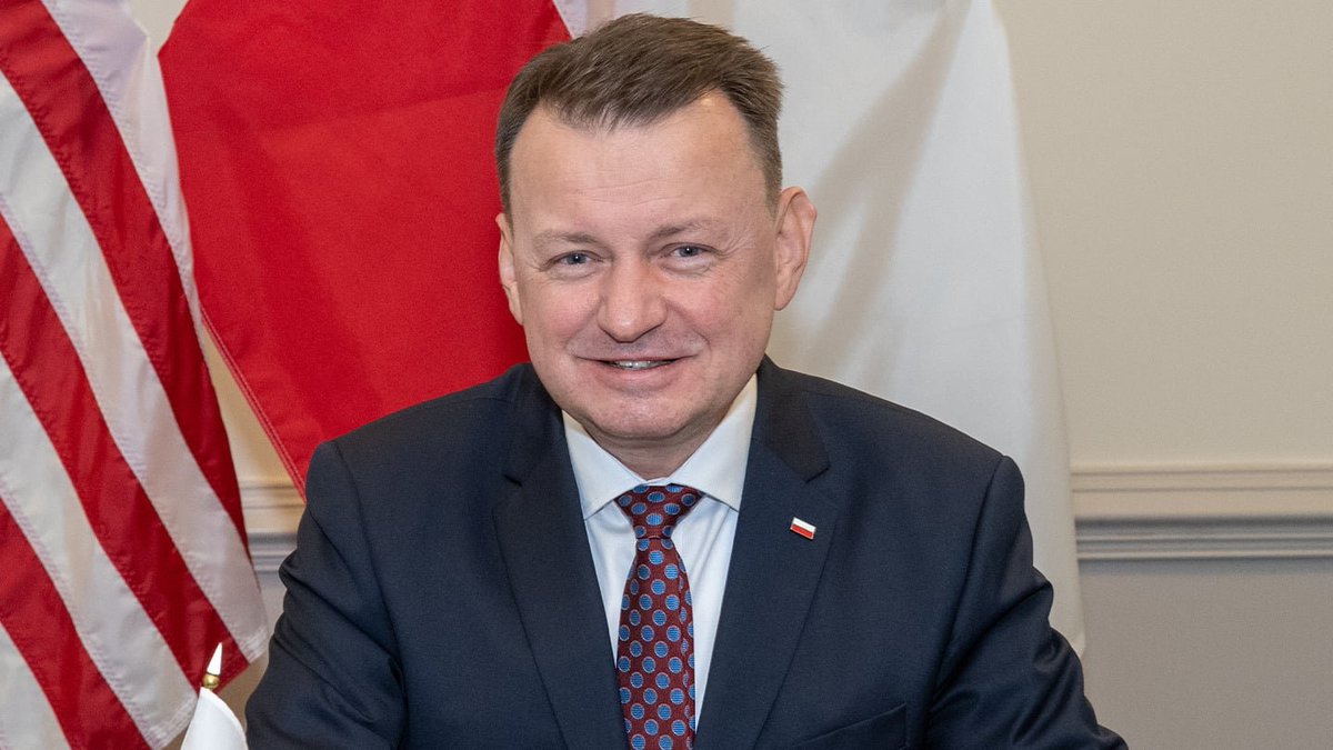 michalwypij's tweet photo. Błaszczak pyta: „Ile kilometrów ma wlatywać rakieta w terytorium naszego kraju, żeby została zestrzelona?”
Mam prostsze pytanie: ile miesięcy rakieta może leżeć w polskim lesie, żeby minister obrony nic o niej nie wiedział? 
Co za hipokryta. https://t.co/HOCOpbA57a