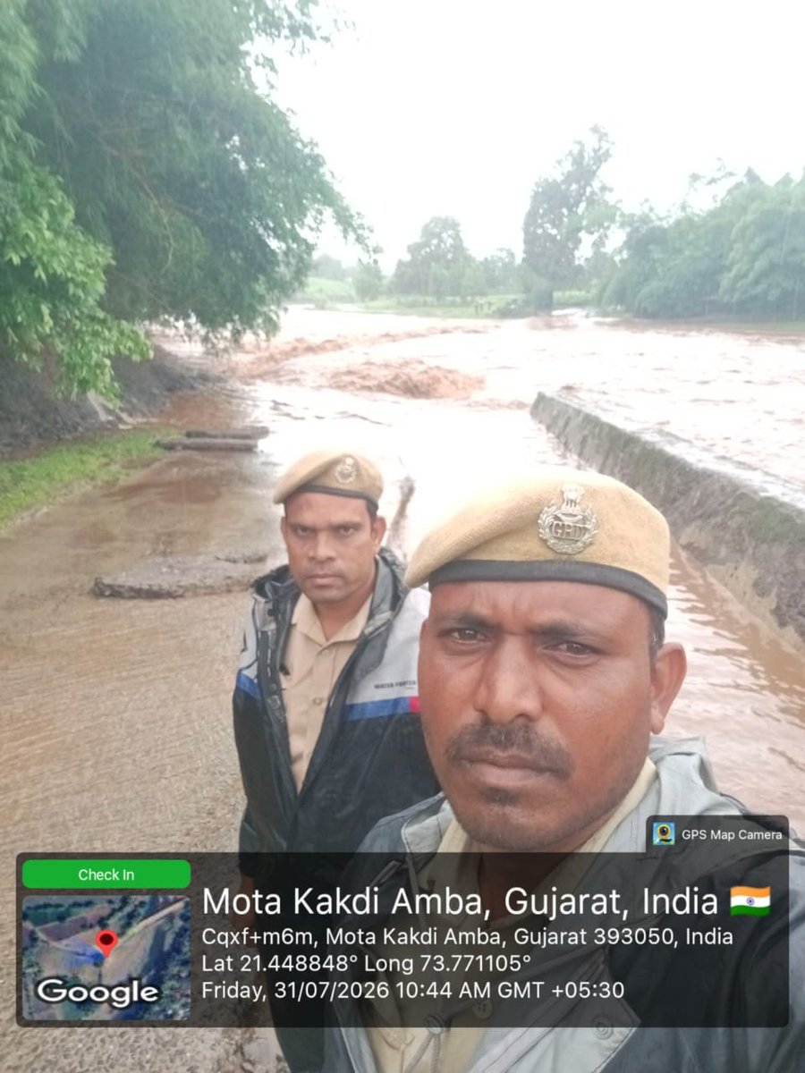 mamsagbara's tweet photo. ભારે વરસાદ ના કારણે ચીકાલી, સેલંબા, ટાવલ , મહૂપાડા, કેલ વિવિધ સ્થળો પર પાણી ઓવર ટેપિંગ ના સમયે જોખમી રીતે રસ્તો પસાર ન કરવા તાકીદ કરવામાં આવે છે. તથા પૂરતો પોલીસ બંદોબસ્ત રાખવામા આવેલ છે. @CollectorNar @SDMDediyapada https://t.co/tHMkmT3uJu