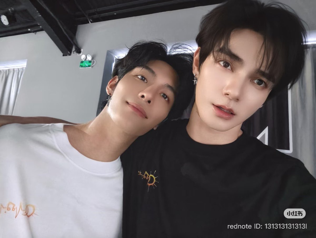 szszk622's tweet photo. Thank god nice fans shared the photo cards of xixi and Zhaozhao! I drew 4 and got the same one 3 times and 1 Xixi only!! 😭 no zhaozhao……. 😢

#XiZhao #HeChangxi #HeYanzhao https://t.co/WxDz6etYSU