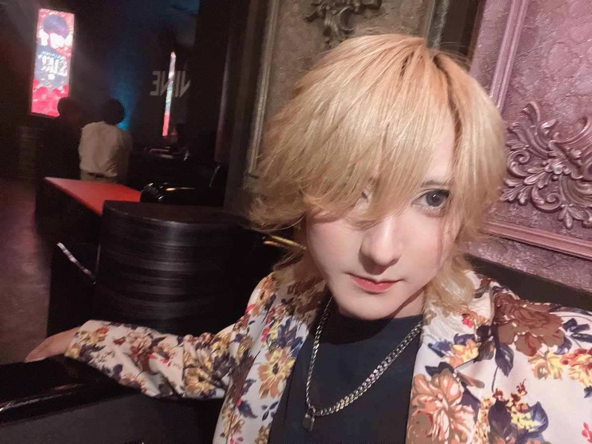 ko_kun0926's tweet photo. 1年前と比べたら貰ったスーツ着こなせるようになったんじゃないでしょうか？
届かないと思うけど、いつか顔だしますね🫠

#モデル　#沖縄松山　#沖縄ホスト #おきなわ #ホスト　#沖縄観光 #地雷系メイク #歌舞伎町ホスト #フォロー返し　#相互フォロー　#沖縄ホストクラブ #ストリート  #新人ホスト https://t.co/CdxDRSt5Pq