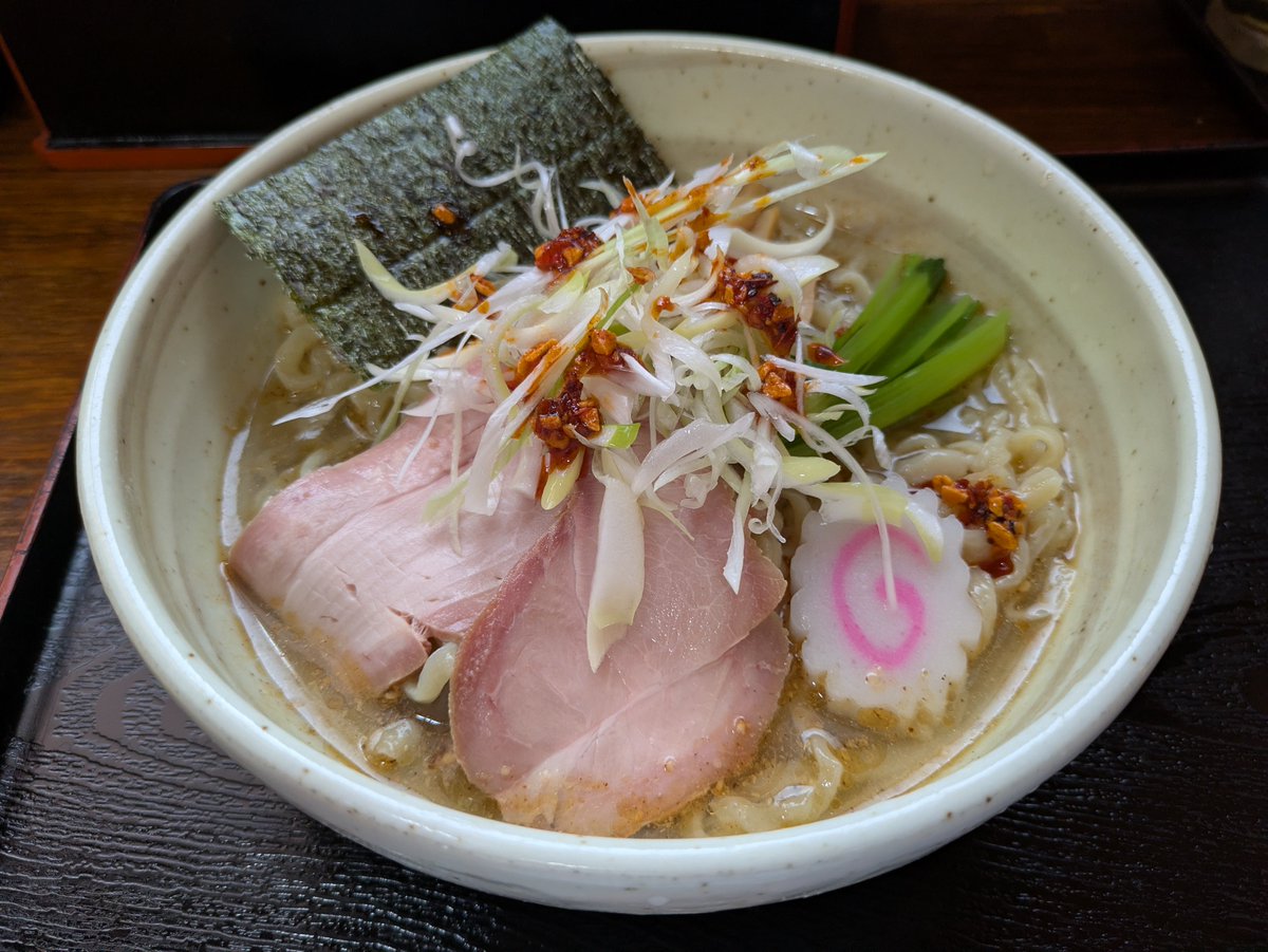 Dalma0083's tweet photo. 白河市　「ラーメン英」

白河ラーメン界のレジェンド。ももチャーシューが絶品でスープは丁寧で上品。何を食っても美味いが、夏季限定の「冷やしラーメン」は「冷やしラーメン」というカテゴリの究極系。お盆は出さないらしい。 https://t.co/QEkWeCTNcL
