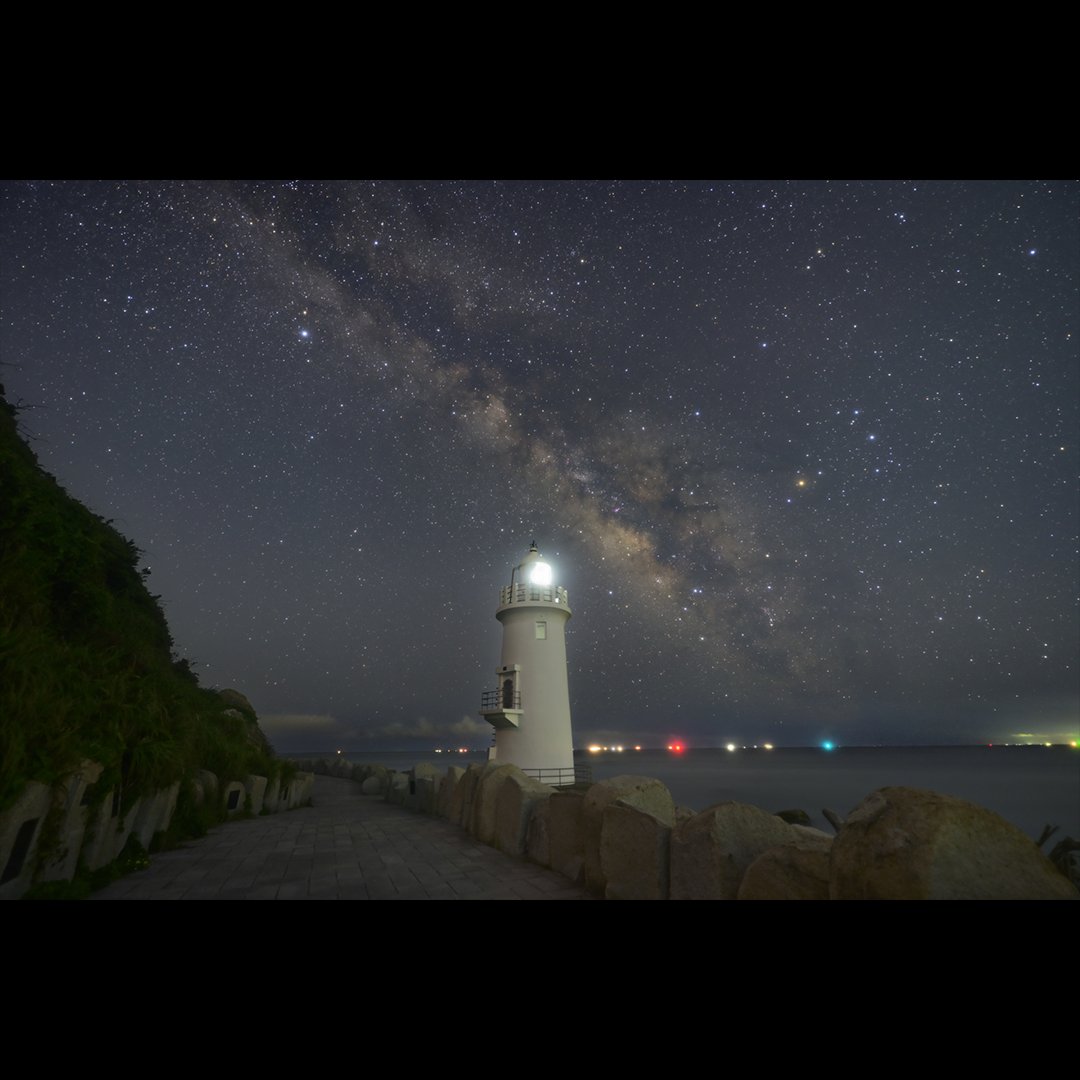 nikon_chan's tweet photo. 8月の星空写真...𖤐
／
伊良湖岬灯台と夏の天の川
＼

8月は「スター・ウィーク～星空に親しむ週間～」から始まって、注目の天文イベントが目白押し！

𖥏12~13日、ペルセウス座流星群の活動がピーク（月明かりがない好条件）
𖥏16日の宵、細い月と金星が接近
𖥏19日、伝統的七夕

𖦝 画像タップで詳細