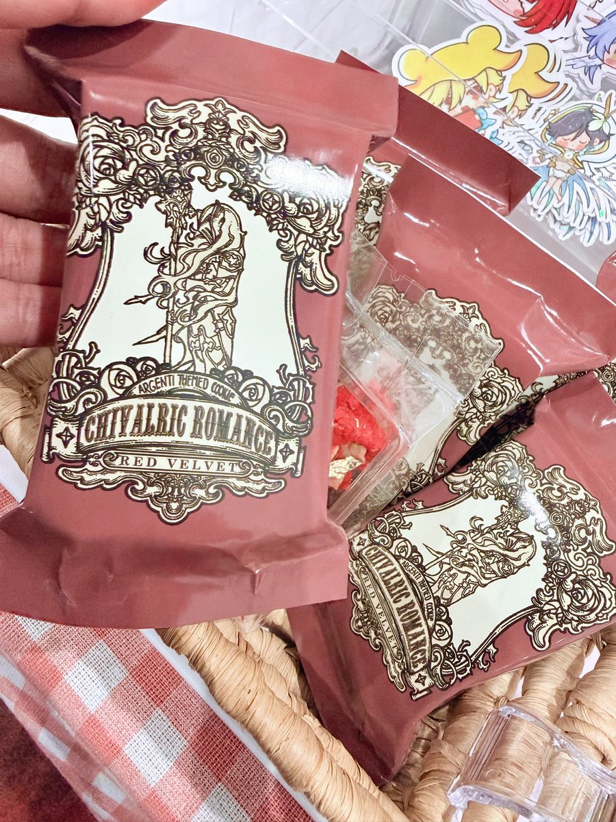 qis_hsr's tweet photo. new item for today hoyofest✨✨
our collab doujin is finally here
we got Argenti themed golden red velvet cookies by @zz_syaz
and i got khaslana and himeko button~
#hoyofestMY https://t.co/ygDLPbEcMe