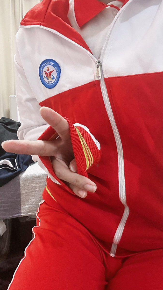 Ume2899's tweet photo. 很可爱的红色校服～
bgm好像暴露了我平时听的歌
#校服控 #校服 #ジャージ 
#男娘 https://t.co/0euIhvklib