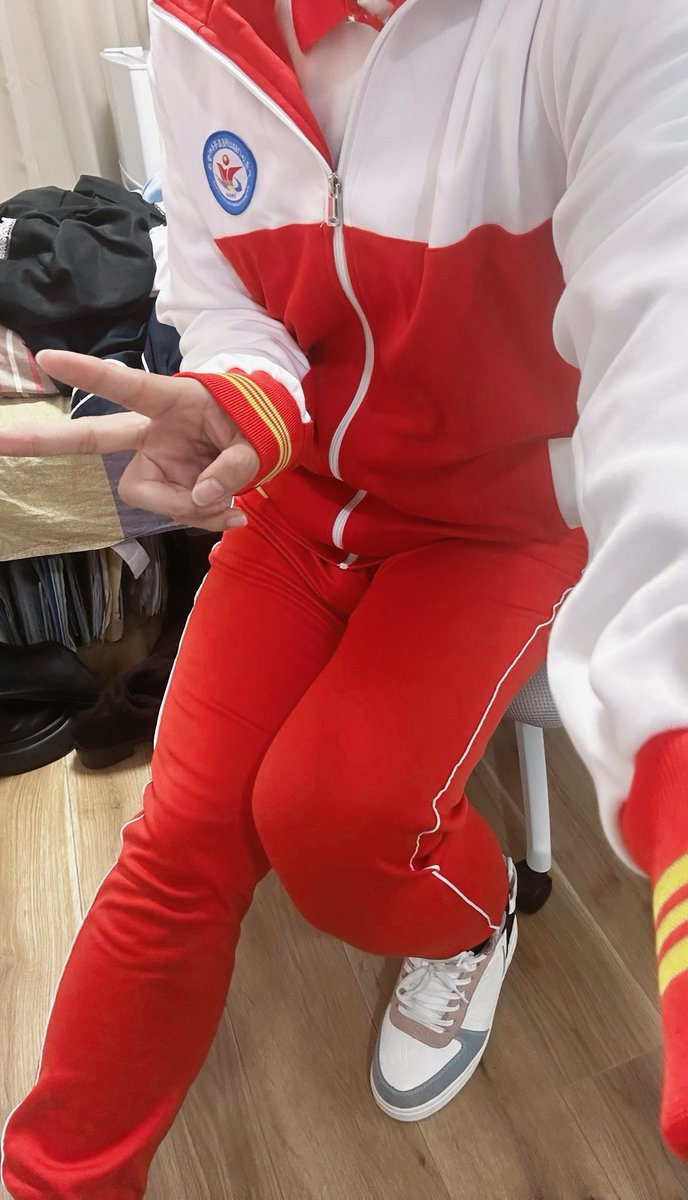 Ume2899's tweet photo. 很可爱的红色校服～
bgm好像暴露了我平时听的歌
#校服控 #校服 #ジャージ 
#男娘 https://t.co/0euIhvklib