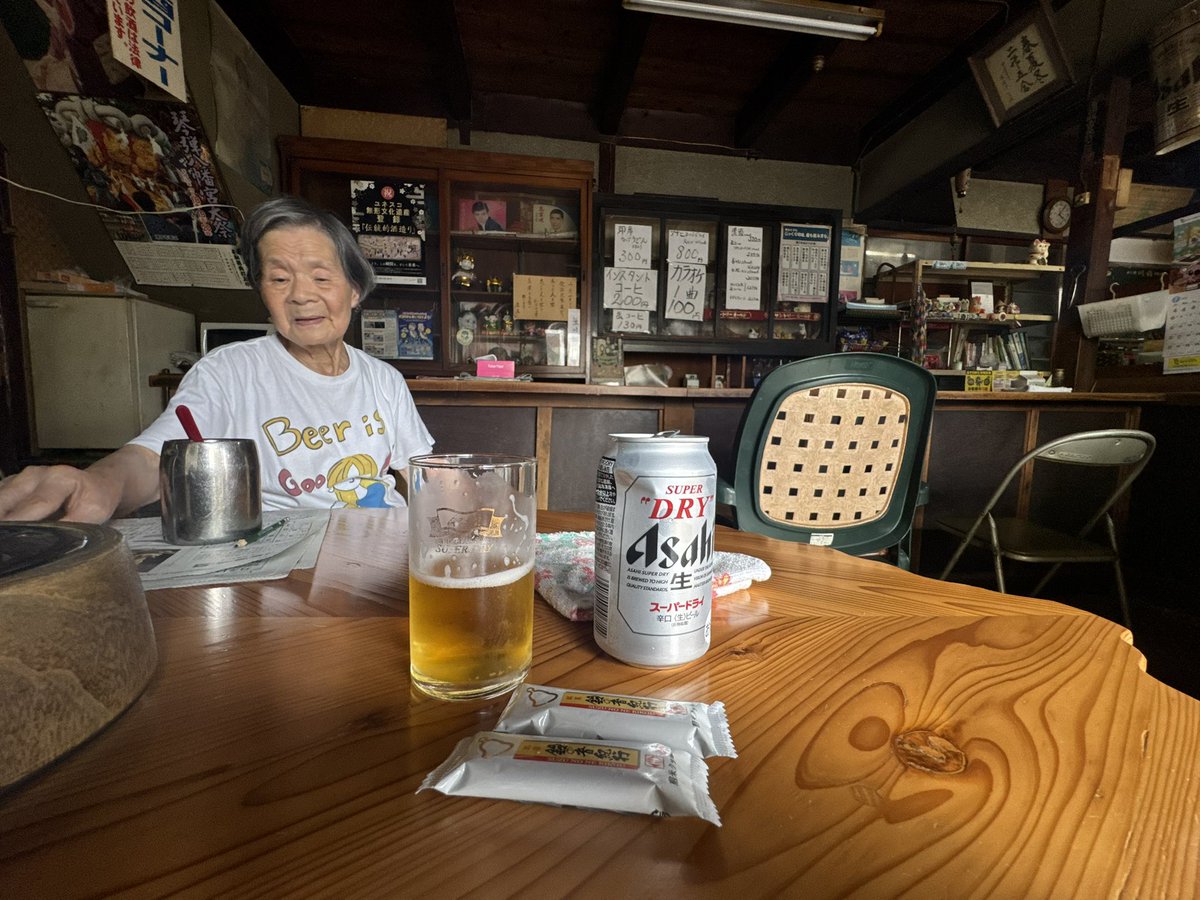 hyouhon's tweet photo. 酒屋のばあちゃんとサシ飲みしている。ナスと揚げを出してくれた。カラオケ歌ってくれた。 https://t.co/JQoYonwEm8