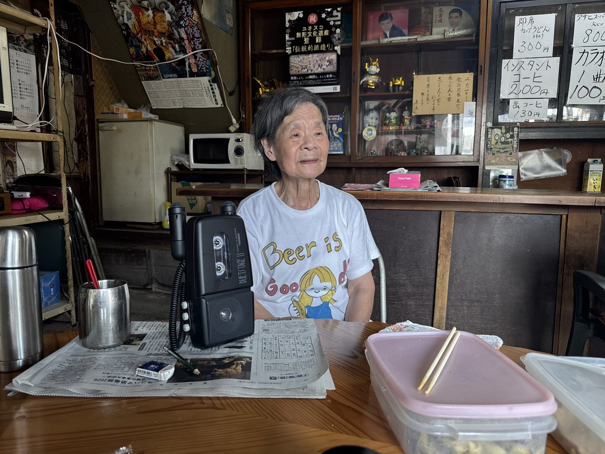 hyouhon's tweet photo. 酒屋のばあちゃんとサシ飲みしている。ナスと揚げを出してくれた。カラオケ歌ってくれた。 https://t.co/JQoYonwEm8