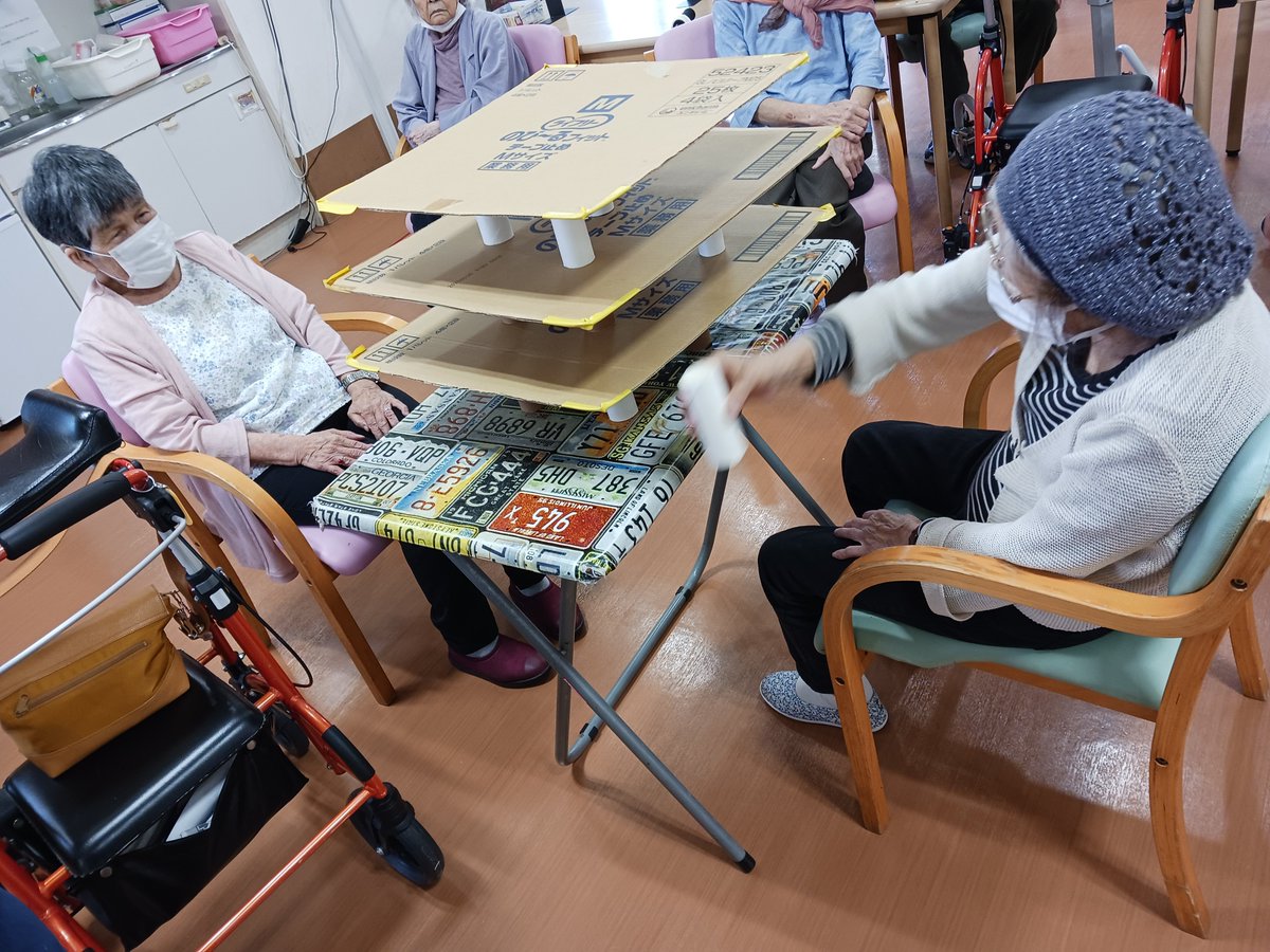 osaba1765's tweet photo. ケアライフ小鯖の午後は白熱のレクリエーション！ダンボールと紙コップで巨大なタワー作りに挑戦です崩れないよう優しく慎重に手を伸ばす表情は真剣そのもの見事な集中力に拍手喝采でしたこの素敵な笑顔に癒やされたらぜひ「いいね」で応援してください！
#小鯖 #レクリエーション #タワー崩し #福祉 https://t.co/zx6mIaJC8l