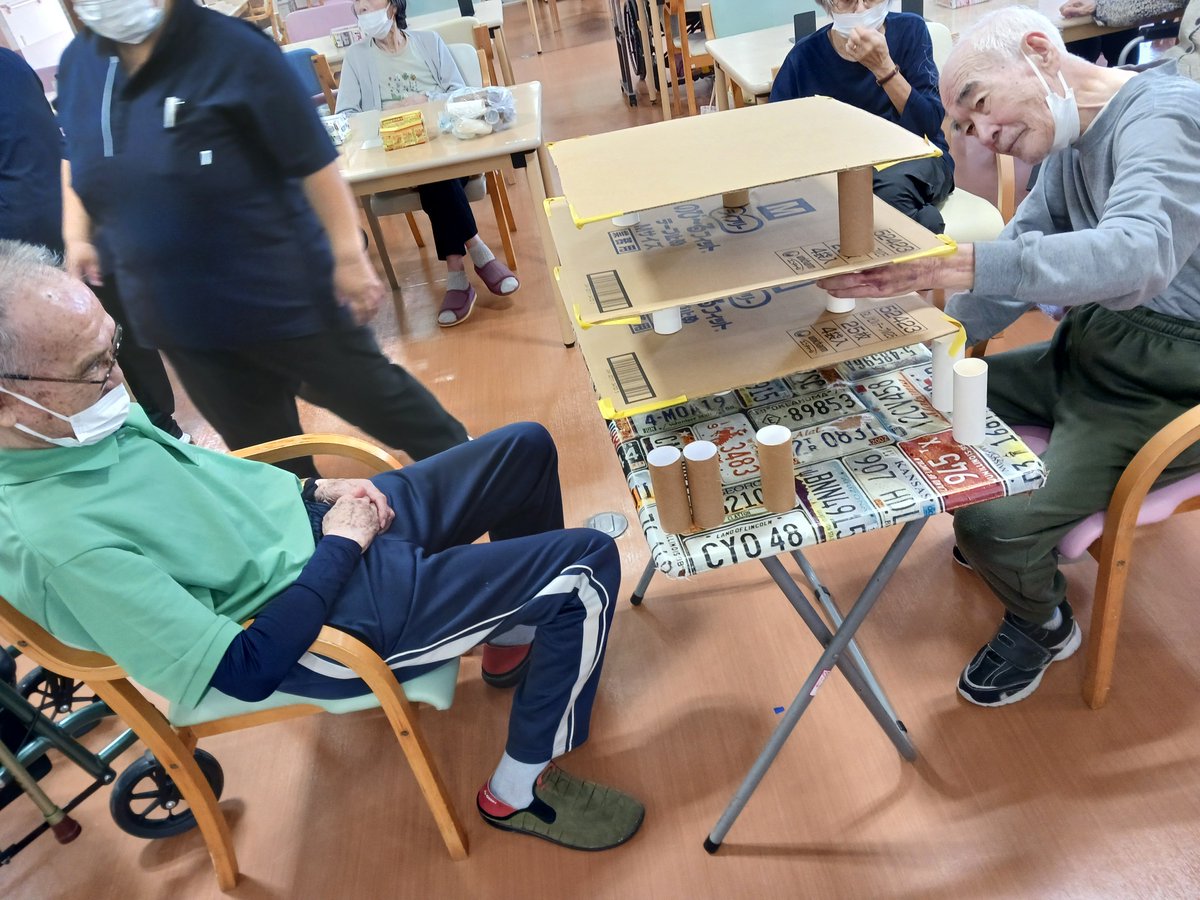 osaba1765's tweet photo. ケアライフ小鯖の午後は白熱のレクリエーション！ダンボールと紙コップで巨大なタワー作りに挑戦です崩れないよう優しく慎重に手を伸ばす表情は真剣そのもの見事な集中力に拍手喝采でしたこの素敵な笑顔に癒やされたらぜひ「いいね」で応援してください！
#小鯖 #レクリエーション #タワー崩し #福祉 https://t.co/zx6mIaJC8l