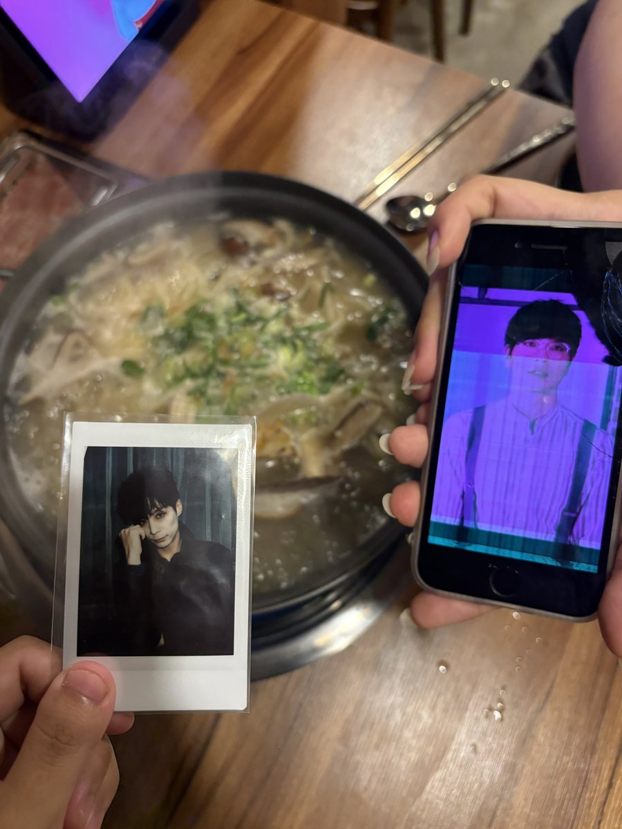 zanzanhae_'s tweet photo. 어제 공연 끝나고 트칭이랑 밥먹으러감
(링아센 아래에 타코집 없어지고 생긴 한식집 거기임)
칼국수 시켰는데 존맛
청양고추넣은 깔끔하게 매운맛이라 좋았긔
오픈한지 얼마안돼서 사람 없던데 조개칼국수도 조개 넉넉하구 맛있으니께 많이 찾아주실분 구함
당일티켓 보여주면 음료수도 주심
#녜밥 https://t.co/5jhpuUhHk6