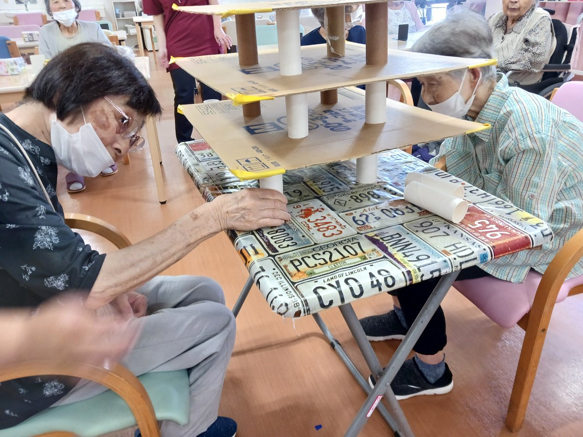 osaba1765's tweet photo. ケアライフ小鯖の午後は白熱のレクリエーション！ダンボールと紙コップで巨大なタワー作りに挑戦です崩れないよう優しく慎重に手を伸ばす表情は真剣そのもの見事な集中力に拍手喝采でしたこの素敵な笑顔に癒やされたらぜひ「いいね」で応援してください！
#小鯖 #レクリエーション #タワー崩し #福祉 https://t.co/zx6mIaJC8l